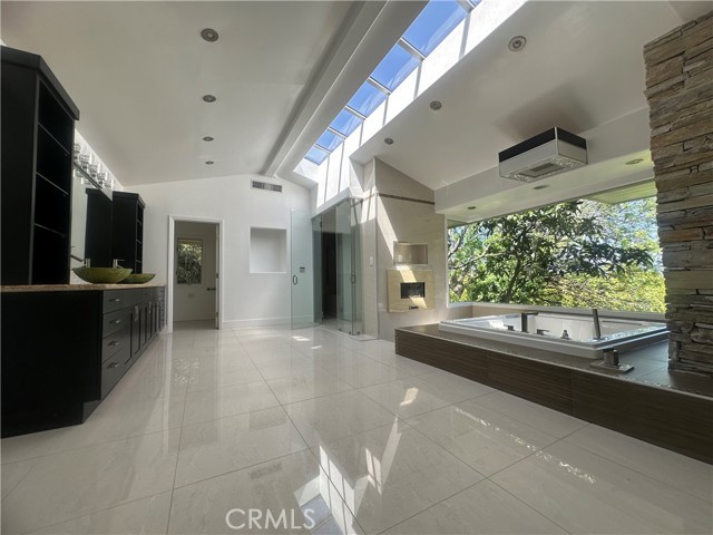 60 Crest E Road, Rolling Hills CA: https://media.crmls.org/medias/2d6e2d36-bf68-4c7b-98ae-94773b81da14.jpg