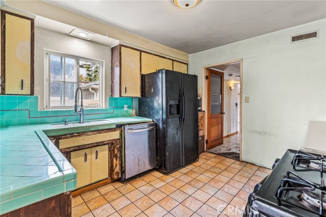 Detail Gallery Image 9 of 45 For 820 Law St, San Diego,  CA 92109 - 4 Beds | 2 Baths