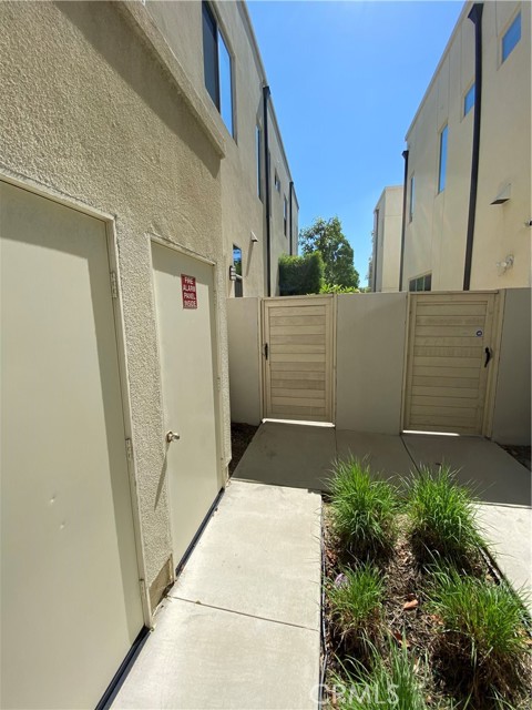 307 Magnet, Irvine CA: https://media.crmls.org/medias/2d6eb7fe-6c20-413f-93c2-9fc821d25bd7.jpg