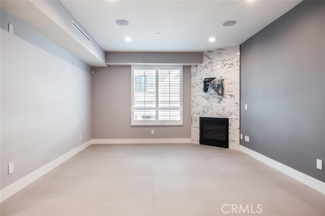 Detail Gallery Image 6 of 21 For 2225 Mira Vista Ave #206,  Montrose,  CA 91020 - 3 Beds | 2 Baths