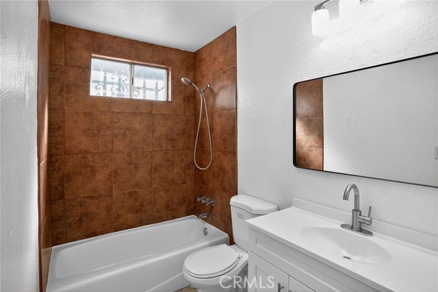 Detail Gallery Image 13 of 17 For 1555 W 59th, Los Angeles,  CA 90047 - 3 Beds | 2 Baths
