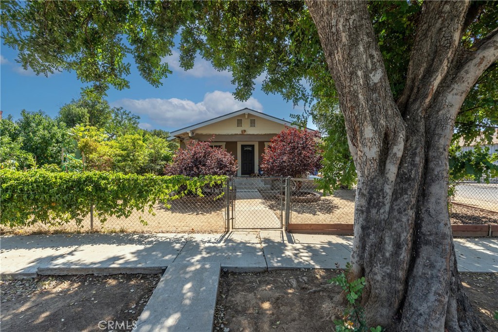 https://media.crmls.org/medias/2d795908-1f77-48e1-a46b-c299889444f9.jpg?preset=X-Large