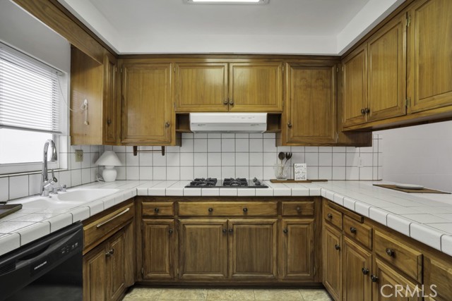Detail Gallery Image 3 of 22 For 26822 Avenue of the Oaks, Newhall,  CA 91321 - 2 Beds | 2 Baths