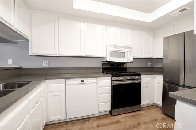 87 Mcafee Court, Thousand Oaks CA: https://media.crmls.org/medias/2d7daf31-6588-47f6-b2c4-535896381281.jpg