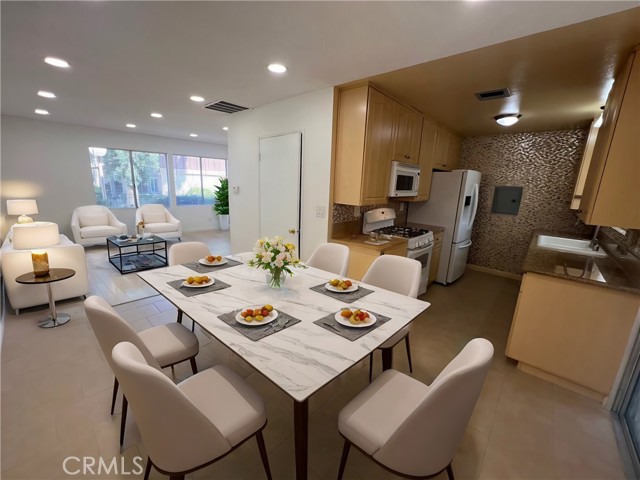 Detail Gallery Image 5 of 17 For 6635 Wilbur Ave #36,  Reseda,  CA 91335 - 3 Beds | 1/1 Baths