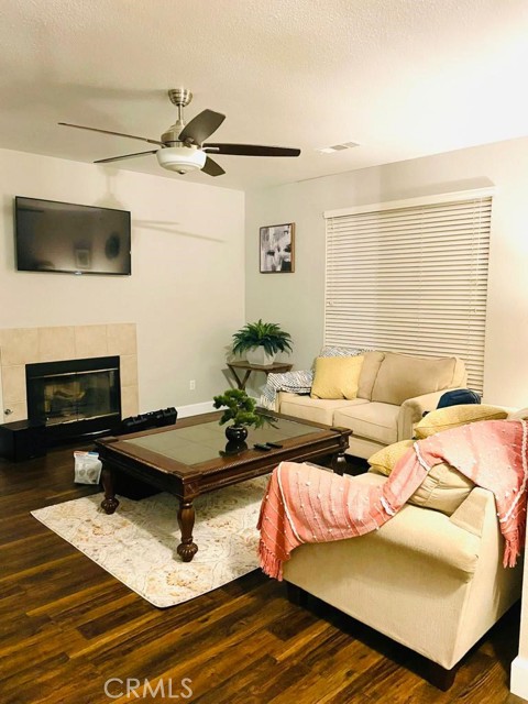 Detail Gallery Image 5 of 22 For 612 W Packwood, Visalia,  CA 93277 - 5 Beds | 3/1 Baths