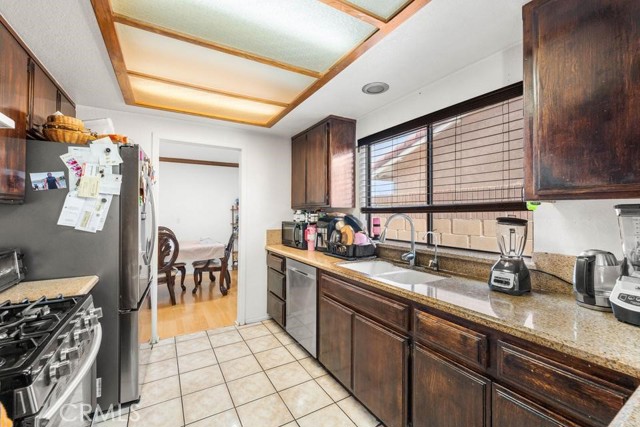 Detail Gallery Image 3 of 14 For 1827 Louise, Lancaster,  CA 93534 - 4 Beds | 2 Baths