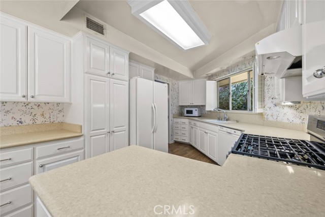Detail Gallery Image 12 of 33 For 1530 Kenmore Rd, Pasadena,  CA 91106 - 3 Beds | 3 Baths