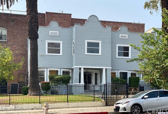 1051 Beacon Avenue Los Angeles, California House for Lease...Minutes away from Staples Center and downtown LA. A beautiful historical craftsman 4 bedroom house 2.5 Bath . all bedroom in second floor all hardwood floor totally paint and remodel . Available for year lease.