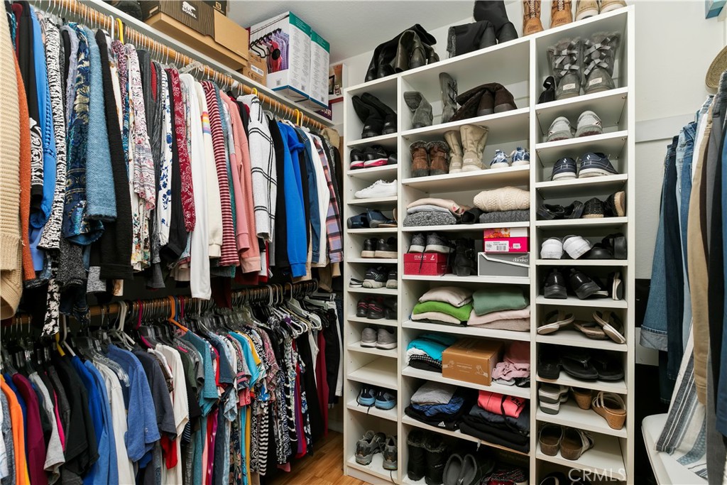 https://media.crmls.org/medias/2d8b29f6-034e-42c7-a015-85f236d8ce86.jpg?preset=X-Large