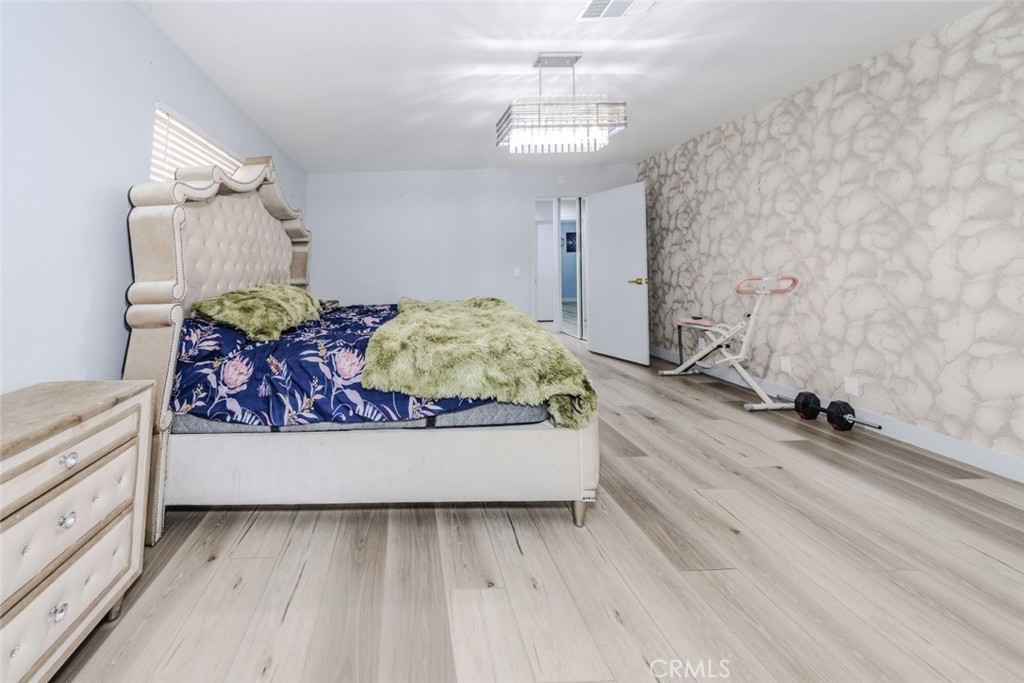 https://media.crmls.org/medias/2d8b67c5-bab1-4179-b4cf-1d159f30f919.jpg?preset=X-Large