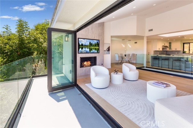 4976 Llano Drive, Woodland Hills CA: https://media.crmls.org/medias/2d8dad47-105d-439e-9905-4f94557b731c.jpg