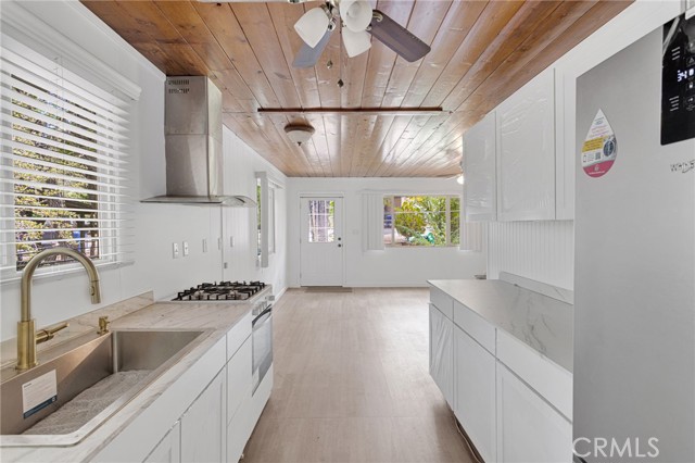 412 San Bernardino Avenue, Sugarloaf CA: https://media.crmls.org/medias/2d8de303-ee0e-4ef2-b373-6cd45a7e28de.jpg