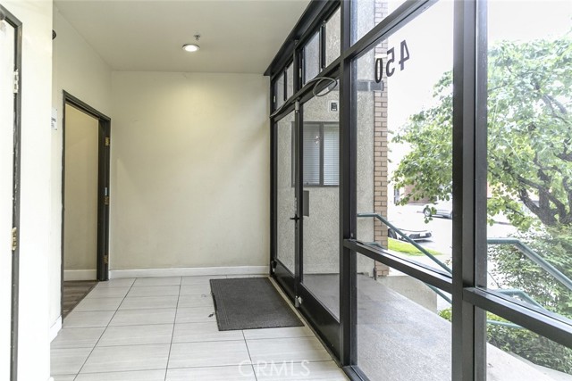 Detail Gallery Image 2 of 22 For 450 W Dryden St #104,  Glendale,  CA 91202 - 2 Beds | 2 Baths