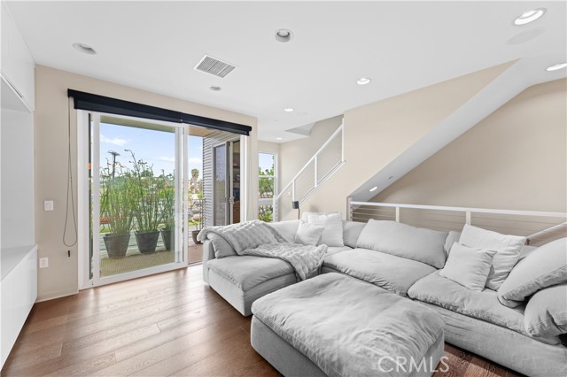 Detail Gallery Image 17 of 51 For 1530 Greenwich Way, Costa Mesa,  CA 92627 - 2 Beds | 3/1 Baths