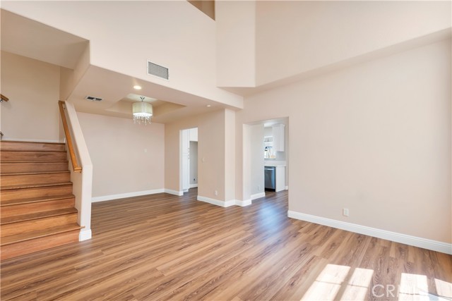 Detail Gallery Image 4 of 38 For 19017 Gault St #103,  Reseda,  CA 91335 - 3 Beds | 3 Baths