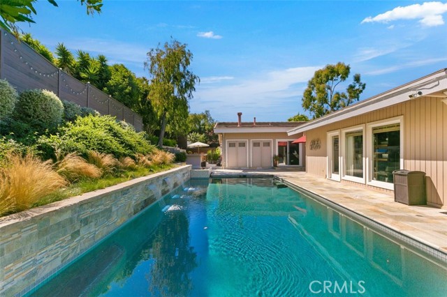 Pool with fountain feature