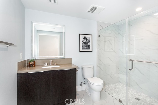Detail Gallery Image 8 of 13 For 2939 Leeward Ave #420,  Los Angeles,  CA 90005 - 2 Beds | 2 Baths