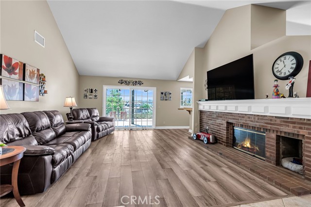 15725 Terraceview Court, Riverside CA: https://media.crmls.org/medias/2d9585de-f602-45d2-af89-63504043c3b1.jpg