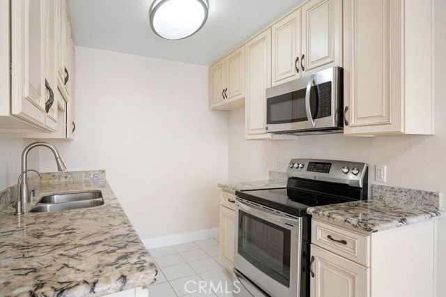 Detail Gallery Image 2 of 24 For 121 Sinclair Ave #206,  Glendale,  CA 91206 - 2 Beds | 2 Baths