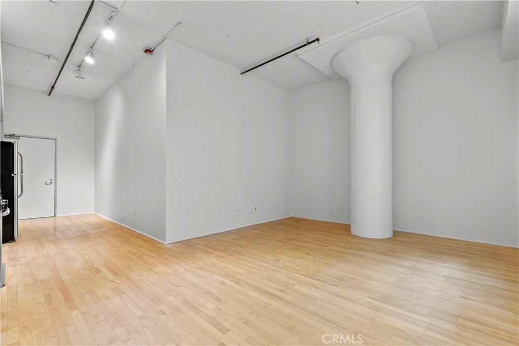 https://media.crmls.org/medias/2d9dbefd-055c-4ac0-aea8-390c2f2d4ce3.jpg?preset=X-Large
