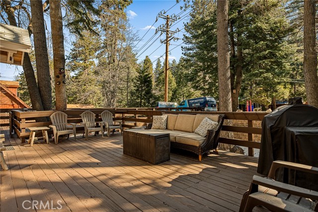 Detail Gallery Image 4 of 29 For 32135 West Dr, Running Springs,  CA 92382 - 2 Beds | 2 Baths