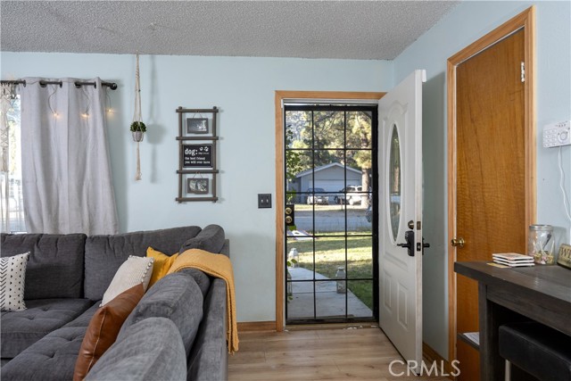 Detail Gallery Image 12 of 26 For 332 Grenfall Ln, Big Bear City,  CA 92314 - 3 Beds | 2 Baths