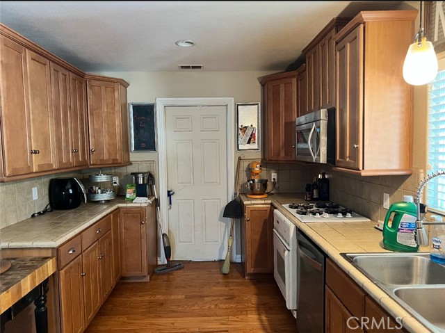 Detail Gallery Image 11 of 14 For 619 C St, Lemoore,  CA 93245 - 3 Beds | 2 Baths