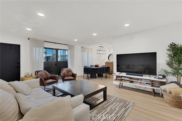 Detail Gallery Image 3 of 21 For 5530 Thornburn St #102,  Los Angeles,  CA 90045 - 2 Beds | 2 Baths