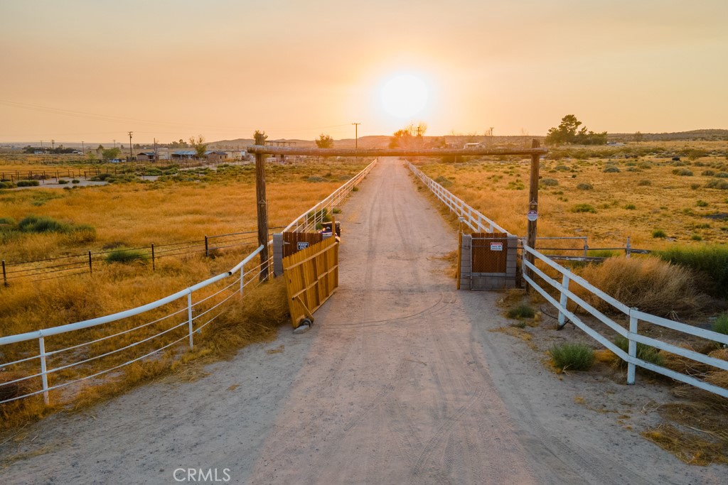 https://media.crmls.org/medias/2dabf954-3994-4cf0-a7f2-4eab6b3f1be6.jpg?preset=X-Large