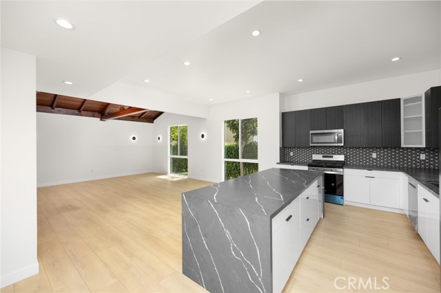 914 N Catalina Street, Burbank CA: https://media.crmls.org/medias/2dac10a3-4a05-4d79-9d36-70000a45d4d4.jpg