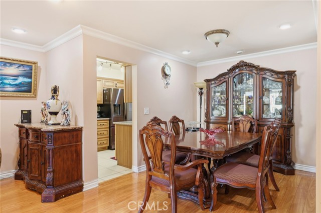 Detail Gallery Image 4 of 13 For 15010 Victory Blvd #101,  Van Nuys,  CA 91411 - 2 Beds | 2 Baths