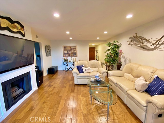 Detail Gallery Image 6 of 24 For 230 S Catalina Ave #107,  Redondo Beach,  CA 90277 - 2 Beds | 2 Baths
