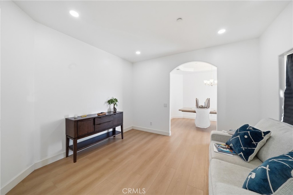 https://media.crmls.org/medias/2db23d1f-4842-4109-9126-17769a3b7126.jpg?preset=X-Large