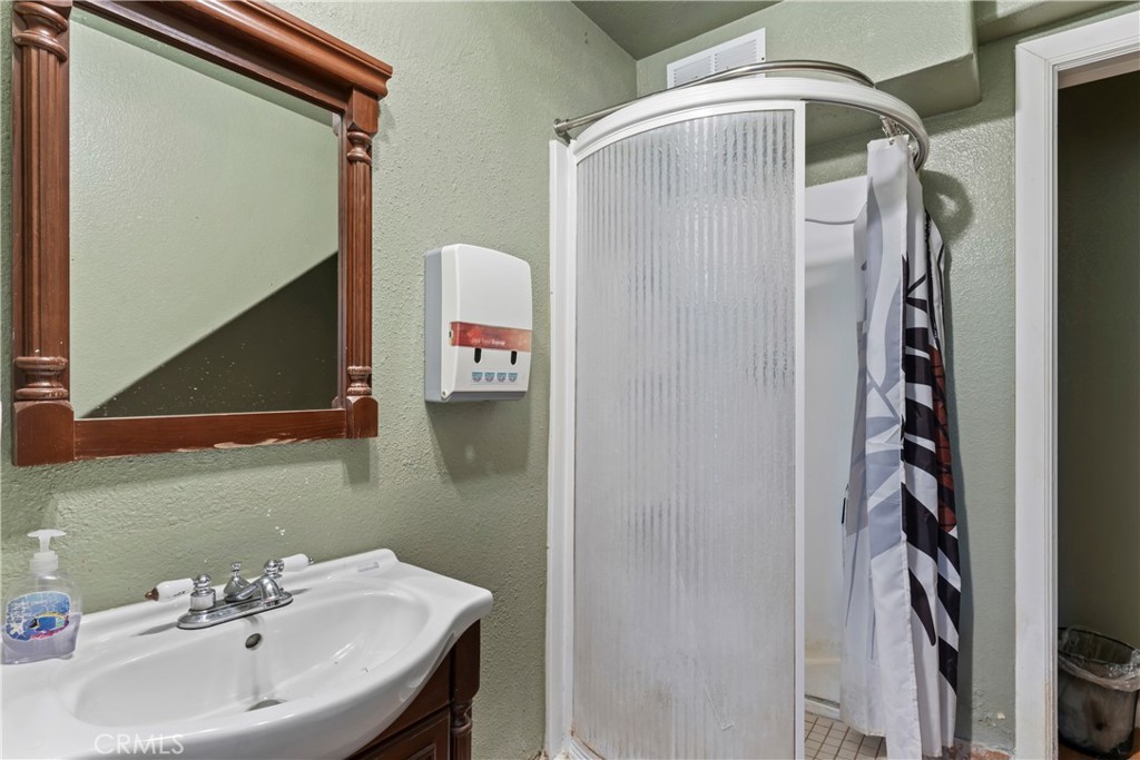 https://media.crmls.org/medias/2db30fd9-3bdd-4b3f-b74c-4c472cc72ca5.jpg?preset=X-Large