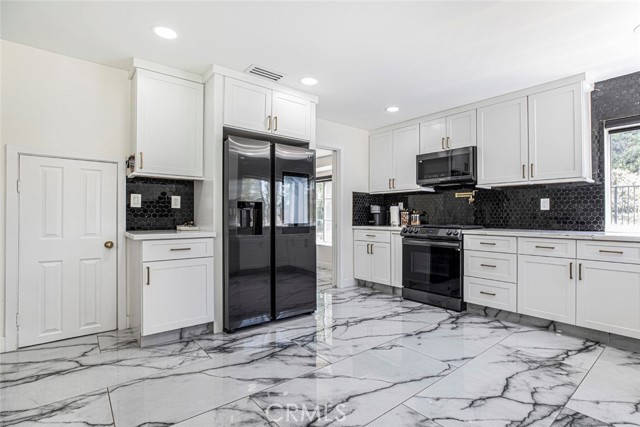 20128 Cavern Court, Saugus CA: https://media.crmls.org/medias/2db47a52-4cb3-42fc-afe6-11a4fc2eefed.jpg