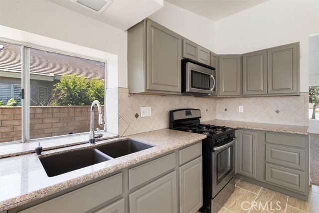 Detail Gallery Image 15 of 45 For 18233 Montgomery Ave, Fontana,  CA 92336 - 4 Beds | 2 Baths