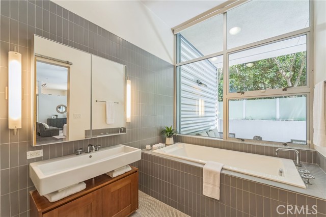 4080 Glencoe, Marina del Rey CA: https://media.crmls.org/medias/2db59632-3cc0-4c1e-b7df-4cafa565cea3.jpg