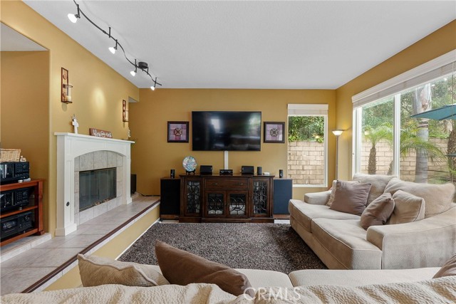 Detail Gallery Image 8 of 34 For 57 E Boulder Creek Rd, Simi Valley,  CA 93065 - 5 Beds | 4/1 Baths