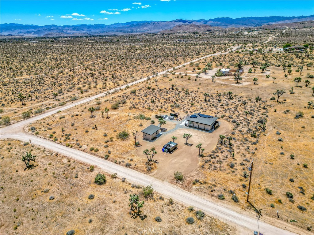 https://media.crmls.org/medias/2dbc4245-f818-42c0-a985-7cae4a2e1a7e.jpg?preset=X-Large