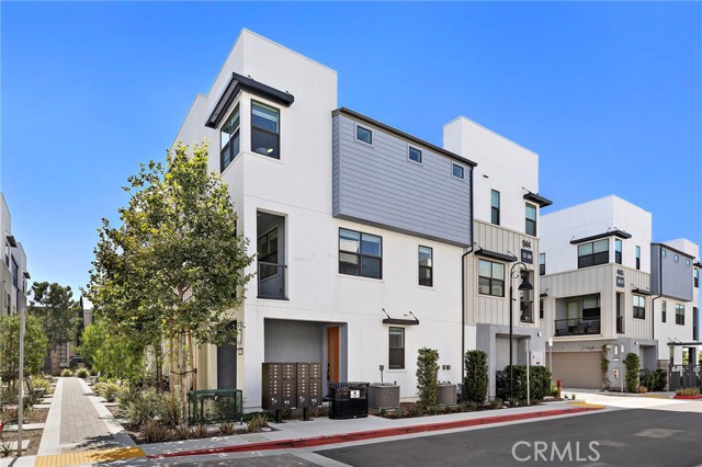 944 N Divino Privado, Ontario CA: https://media.crmls.org/medias/2dbc737d-4269-4c6c-a074-b65d0de3a787.jpg
