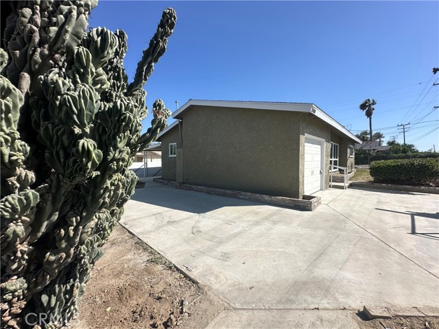 Detail Gallery Image 2 of 9 For 2480 Hall Ave, Jurupa Valley,  CA 92509 - 3 Beds | 1/1 Baths
