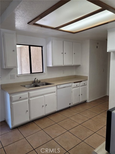 12787 Algonquin Road, Apple Valley CA: https://media.crmls.org/medias/2dc225be-1991-42a5-a201-3e7bc1a55ef9.jpg