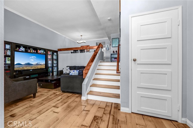 Detail Gallery Image 7 of 35 For 984 W Riverside Dr, Burbank,  CA 91506 - 3 Beds | 3 Baths