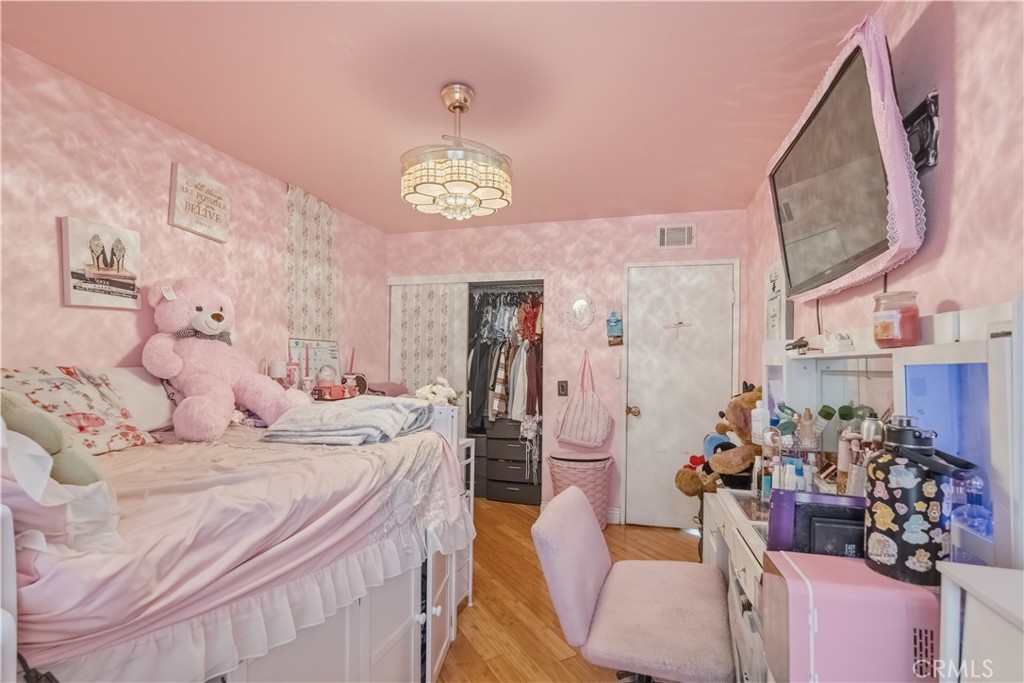 https://media.crmls.org/medias/2dcb9b9a-a5e7-4b2f-9124-c8f198744e7d.jpg?preset=X-Large