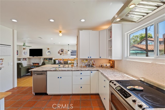 2851 Ladoga Avenue, Long Beach CA: https://media.crmls.org/medias/2dcc4de0-1030-4403-927c-d690e86b31d0.jpg
