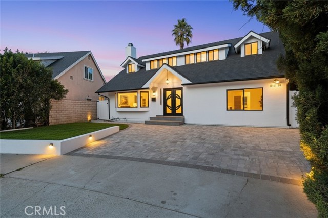 Detail Gallery Image 2 of 28 For 13433 Ebell St, Panorama City,  CA 91402 - 5 Beds | 4 Baths