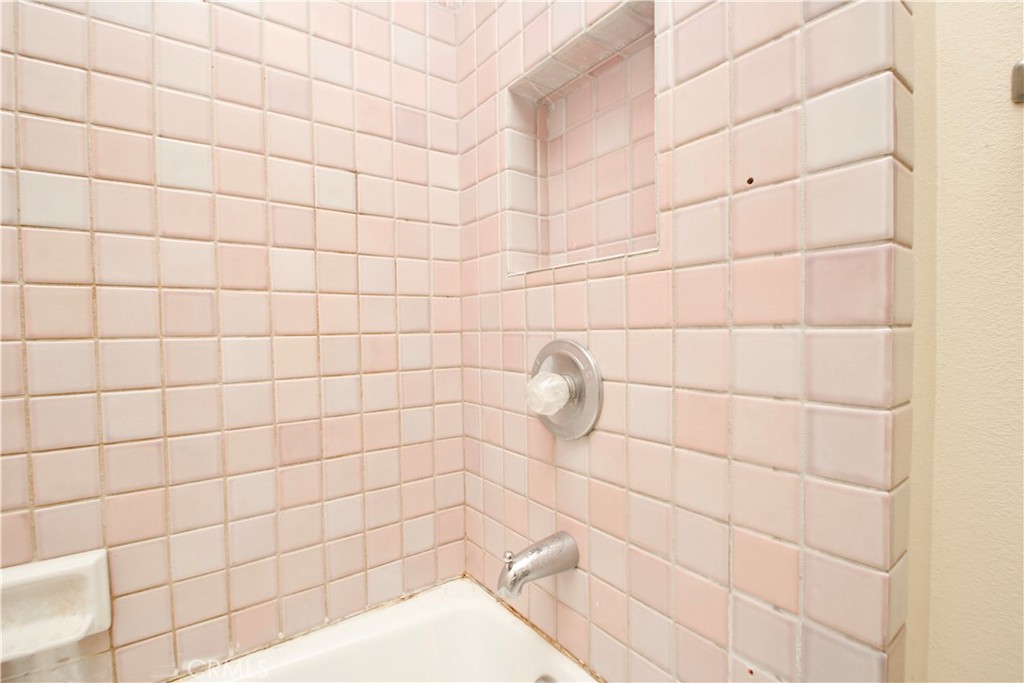 https://media.crmls.org/medias/2dcd876d-25e0-4fd9-b3e8-89563ae22445.jpg?preset=X-Large