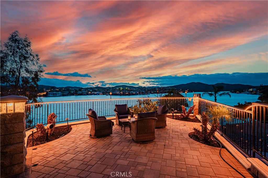 https://media.crmls.org/medias/2dce5cd8-166e-4173-afde-c170a97d414e.jpg?preset=X-Large