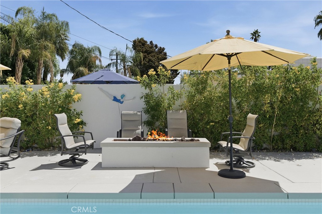 https://media.crmls.org/medias/2dce5e2e-ee4e-4452-b55f-121497421a14.jpg?preset=X-Large